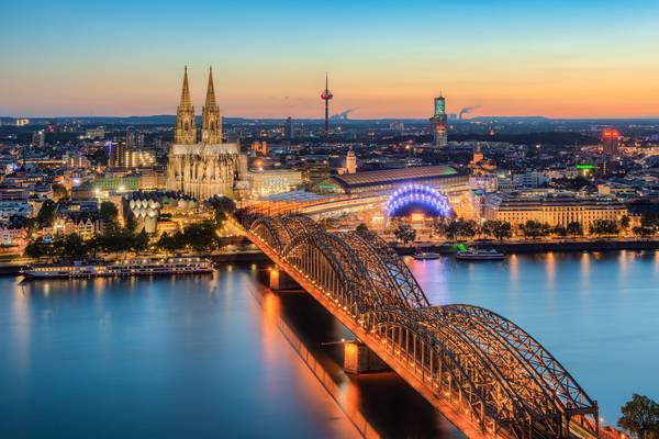 Blick über Köln am Abend od Michael Valjak