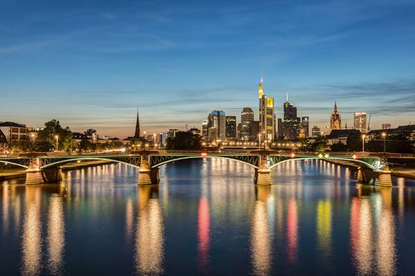 Frankfurt Skyline und Ignatz-Bubis-Brücke od Michael Valjak