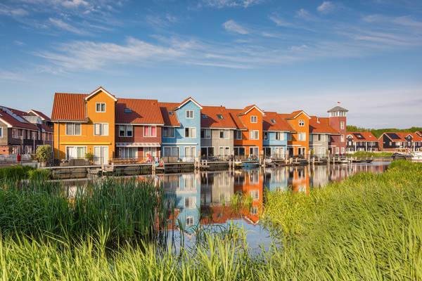 Häuser im Reitdiephaven in Groningen in den Niederlanden od Michael Valjak