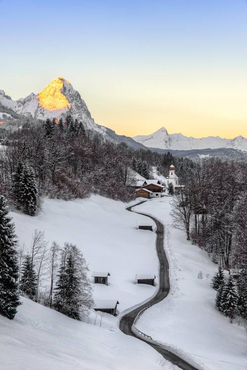 Wintermorgen in Wamberg bei Garmisch-Partenkirchen in Bayern od Michael Valjak