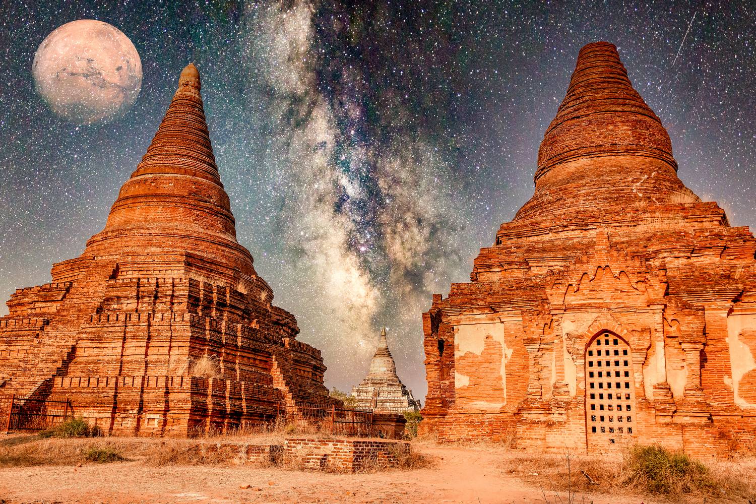 Myanmar in Space, Tempel, Himmel und Mond  od Miro May