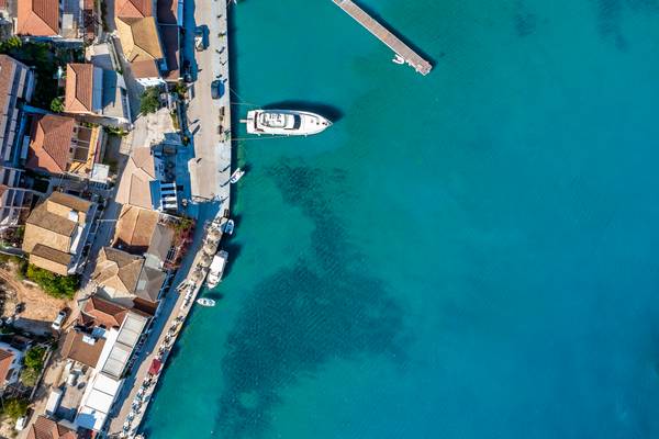 Boot im Port von Sivota. Insel Lefkada in Griechenland. Mediterran od Miro May
