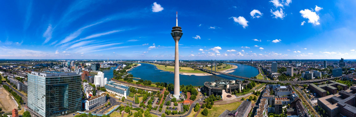 Düsseldorf Panorama mit Rheinturm, Stadttor und Rhein od Miro May
