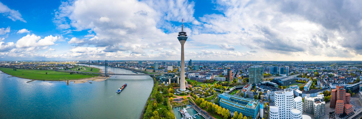 Düsseldorf Panorama Rhein od Miro May