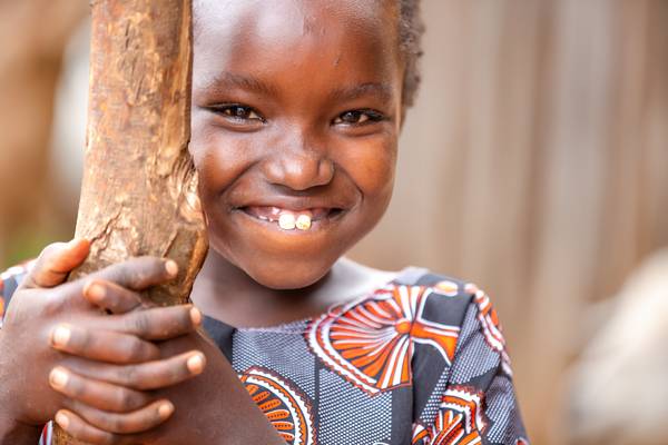 Fotografie, Porträt lachendes Mädchen in Äthiopien, Afrika. Kinder der Welt od Miro May