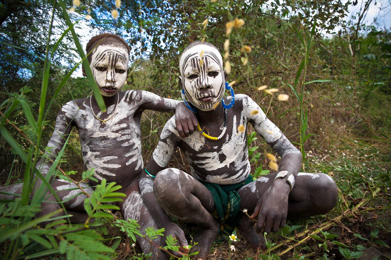 Kinder aus dem Mursi Stamm in Äthiopien, Afrika. od Miro May