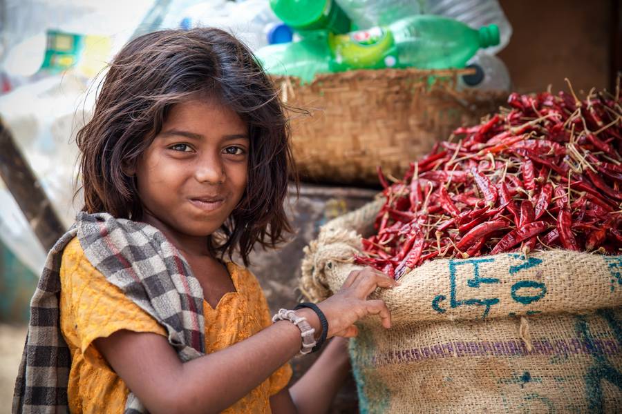 Mädchen und Chilis in Bangladesch, Asien  od Miro May