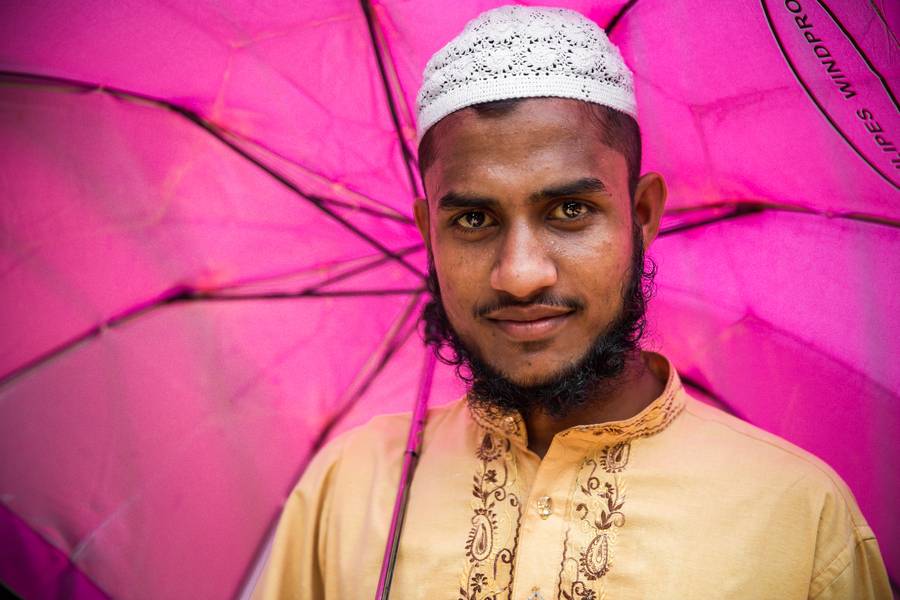 Mann mit Schirm in Bangladesch od Miro May