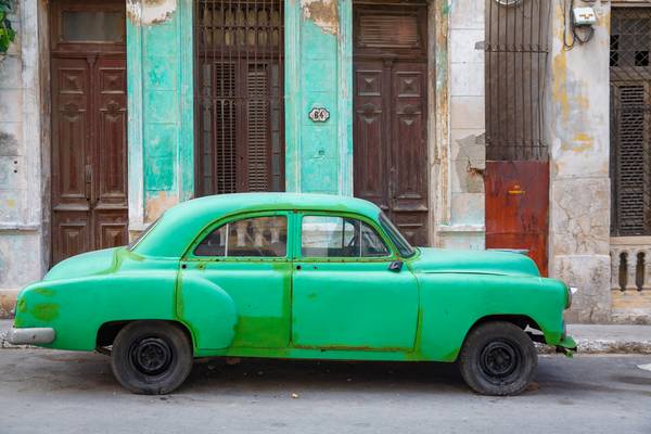 Oldtimer in Havana, Cuba. Street in Old Havana, Kuba od Miro May