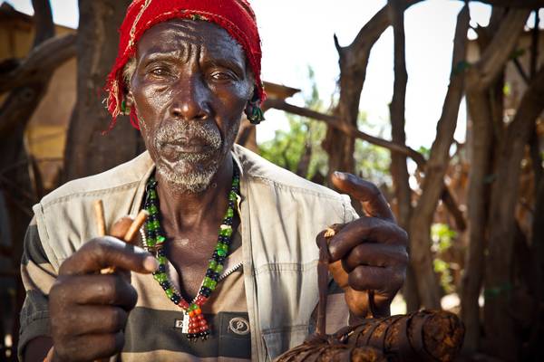 Porträt alter Mann aus dem Hamer Stamm in Omo Valley, Äthiopien, Afrika od Miro May