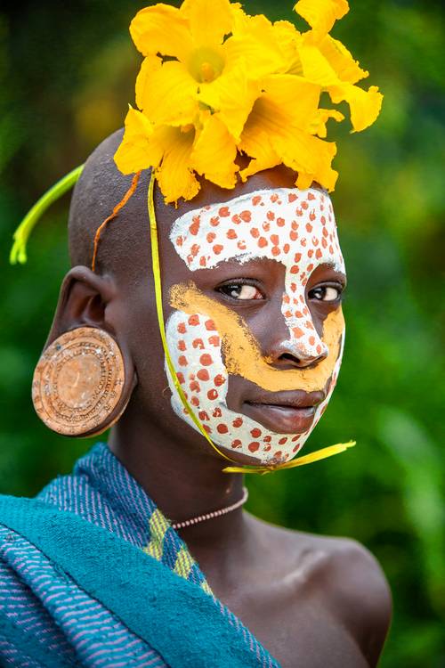 Porträt Frau mit Blume aus dem Suri / Surma Stamm in Omo Valley, Äthiopien, Afrika od Miro May