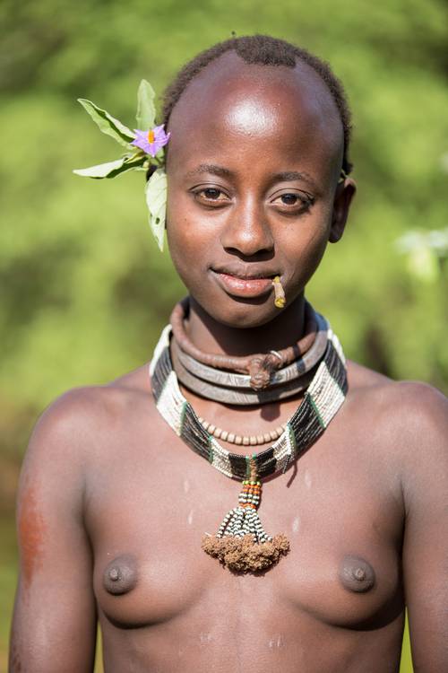Porträt Junge Frau aus dem Hamer Stamm, Menschen in Omo Valley, Afrika od Miro May