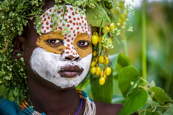 Porträt junge Frau aus dem Suri / Surma Stamm in Omo Valley, Äthiopien, Afrika od Miro May