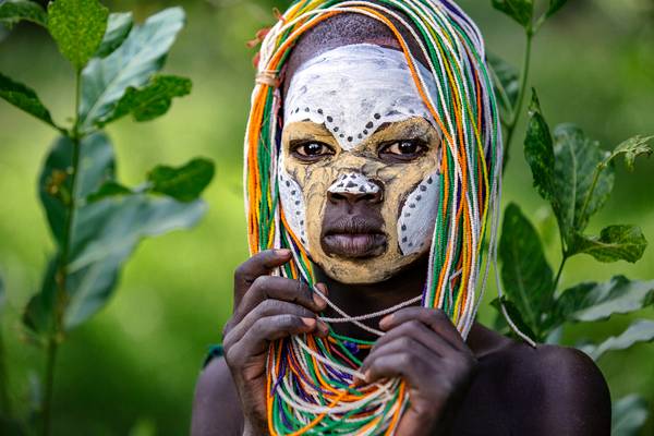 Porträt junges Mädchen aus dem Suri / Surma Stamm in Omo Valley, Äthiopien, Afrika od Miro May