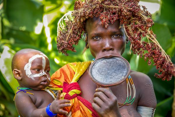 Porträt Mutter und Baby aus dem Suri / Surma Stamm in Ono Valley, Äthiopien, Afrika od Miro May
