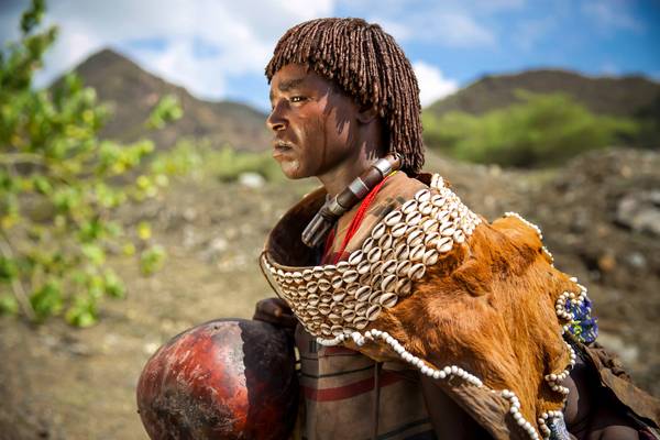 Porträt verheiratete Frau aus dem Hamer Stamm in Omo Valley, Äthiopien, Afrika od Miro May
