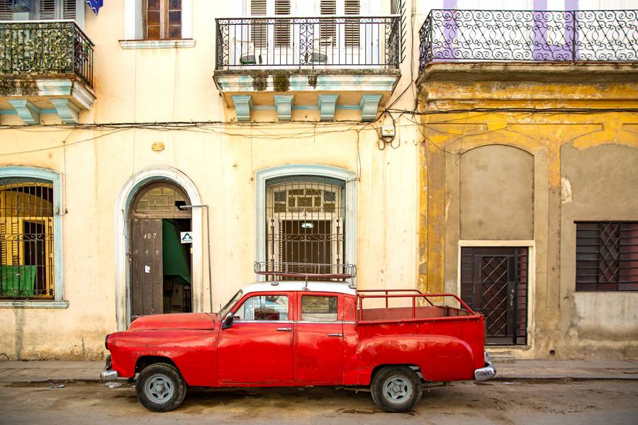 Red Oldtimer in Havana, Cuba od Miro May