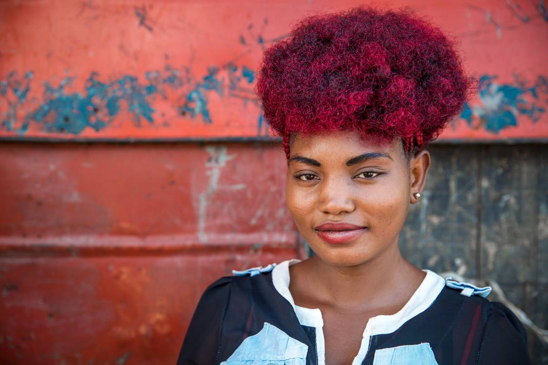 Redhead, Portrait Frau Rote Haare in Nairobi, Kenia, Kenya od Miro May