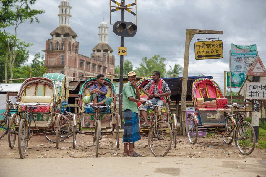 Rikscha Stand in Bangladesch, Asien od Miro May