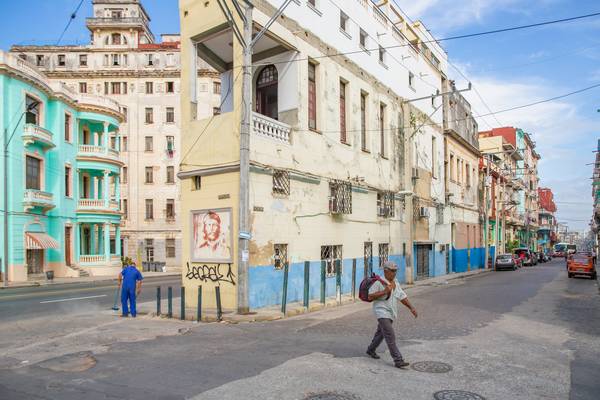 Street in Havana, Cuba, People in Havanna, Kuba od Miro May