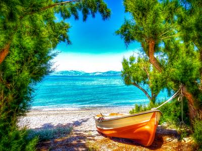 Boot am Strand in Peloponnes, Griechenland.