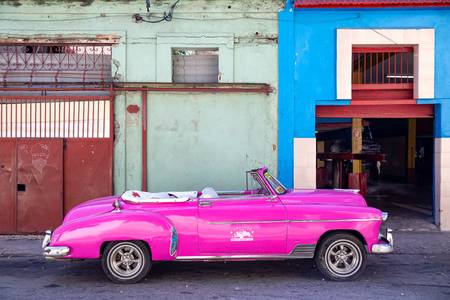 Pink cadillac in Havana, Cuba. Auto in Havanna, Kuba