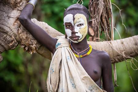 Porträt Frau am Baum Suri / Surma Stamm in Omo Valley, Äthiopien, Afrika