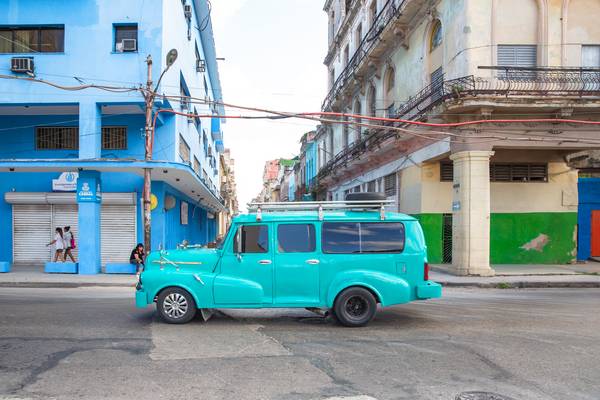 Turquoise Oldtimer in Havana, Cuba. Street in Havanna, Kuba. od Miro May