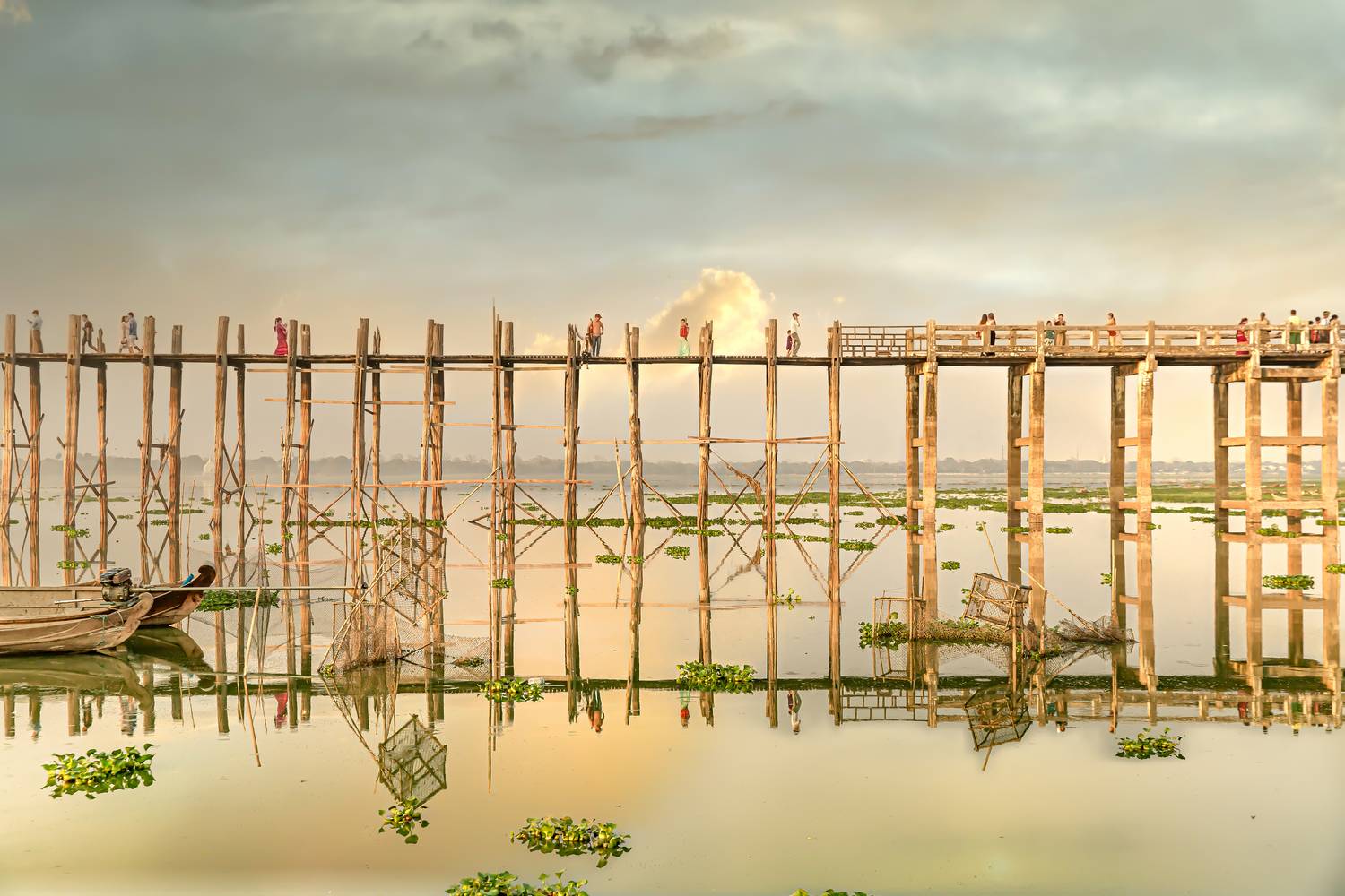 U Bein Bridge in Mandalay od Miro May