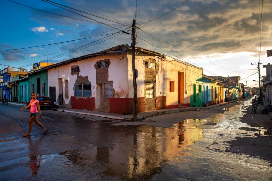 Walk in rain. Trinidad, Cuba od Miro May
