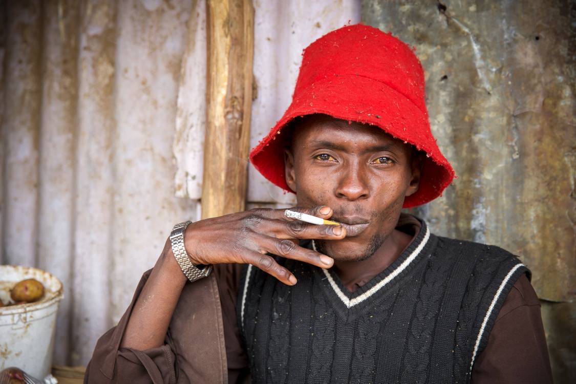 Zigarettenraucher in Nairobi, Kenia, Portrait Mann Kenya od Miro May