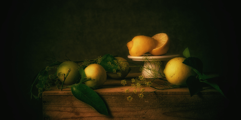 Still life sunny lemons od Monique van Velzen