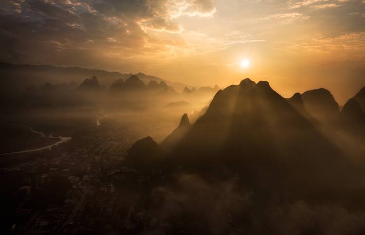 Misty Sunrise od Nadav Jonas