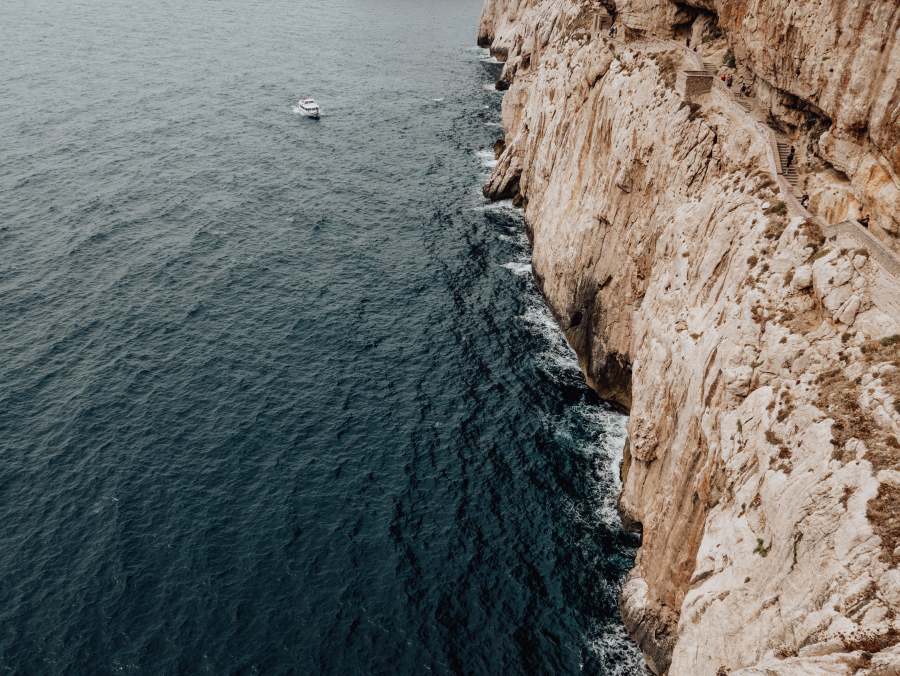 Blick auf das Meer vor der Neptungrotte in Sardinien od Laura Nenz