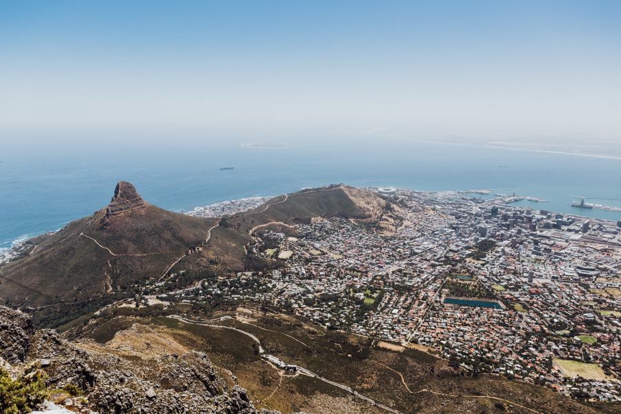 Blick vom Tafelberg auf Kapstadt, Lions Head, Signal Hill od Laura Nenz