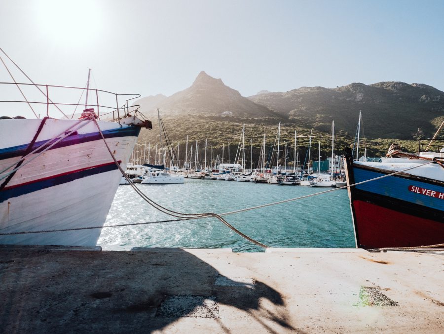 Schiffe vor Yachthafen in Hout Bay, Kapstadt od Laura Nenz