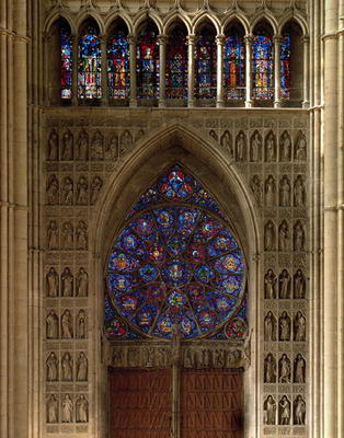 View looking west from the nave, rose window designed by Bernard de Soissons, with surrounding statu od 