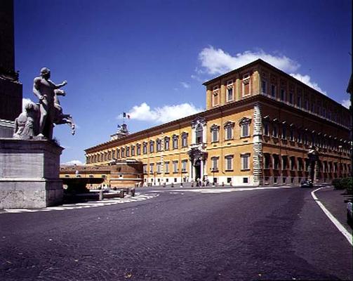 Lateral view of the facade, designed by Domenico Fontana (1543-1607) Carlo Montana (1556-1629) and B od 