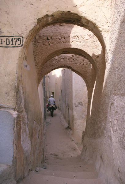 A street in the kasbah (photo)  od 