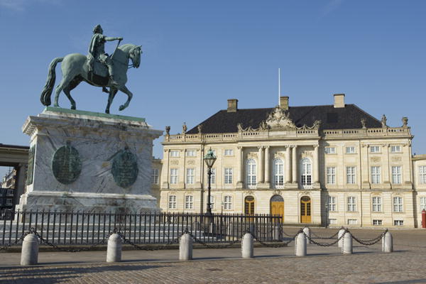 Amalienborg Palace and Square with the equestrian statue of King Frederick V (1723-66) (photo)  od 