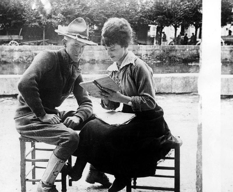 American soldier learning French with a French woman od 