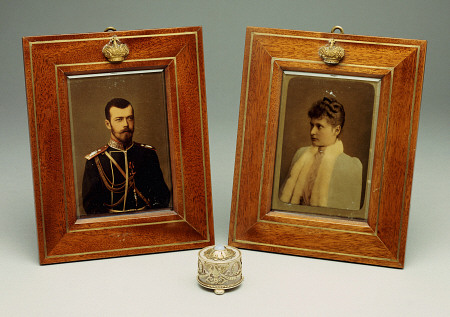 A Pair Of Hand-Colored Photos Of Tsar Nicholas II & Alexandra, Circa 1900 And A Cylindrical Bowentie od 