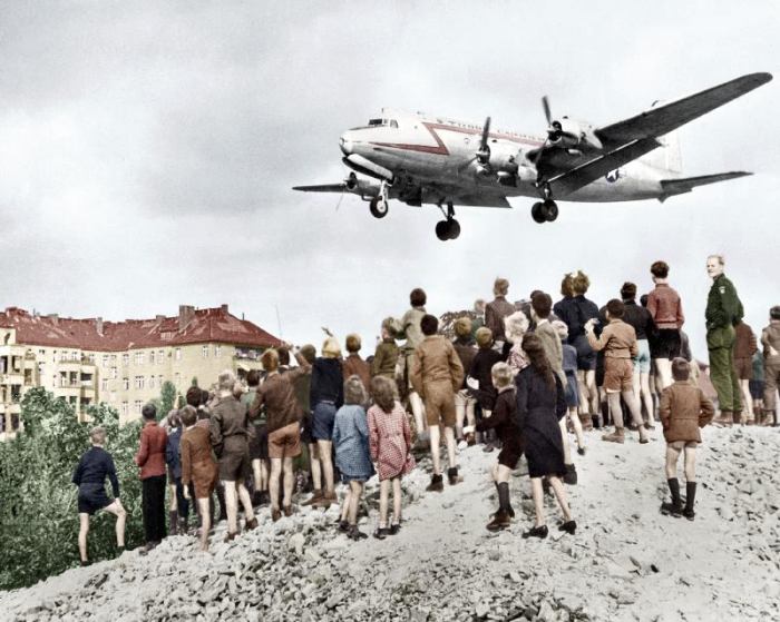 Berlin airlift : Blockade of Berlin by russian : Berliners looking at arrival of planes, approaching od 