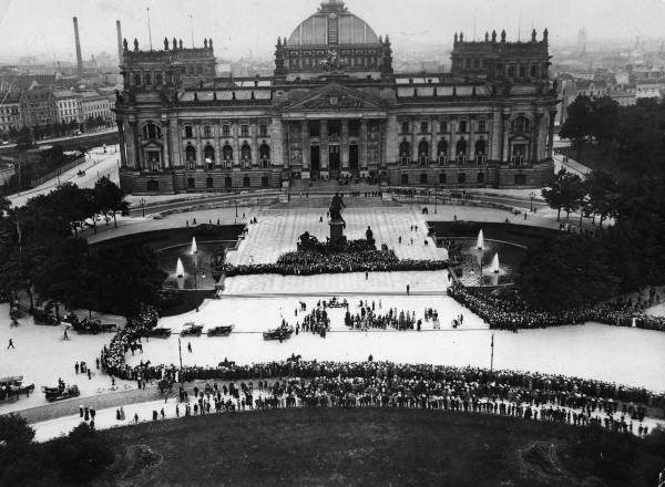 The Reichstag from the Siegesaeule / 1912 od 