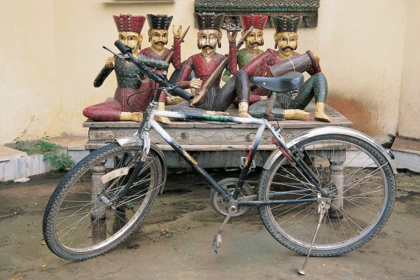 Bicycle at musicians statues , Udaipur, Rajasthan , India (photo)  od 