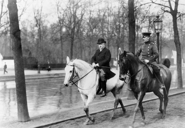 Buelow riding in the Tiergarten / c.1909 od 