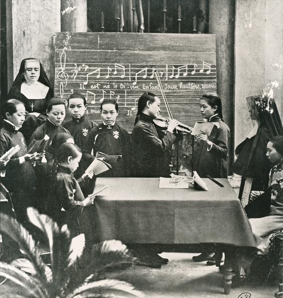 Carol practice in a French mission in China, early twentieth century (b/w photo)  od 