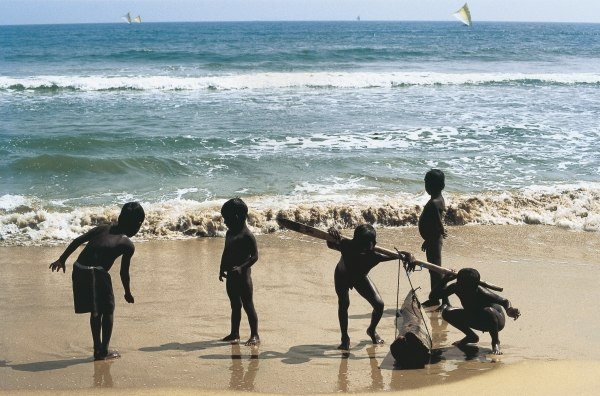 Children of fishermen at sea (photo)  od 