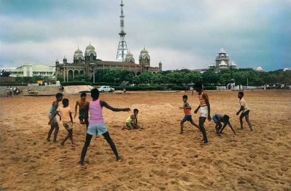 Children Playing at Marina beach, Chennai (photo)  od 