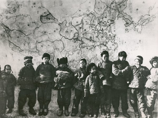 Chinese children in front of a mural, 1933 (b/w photo)  od 